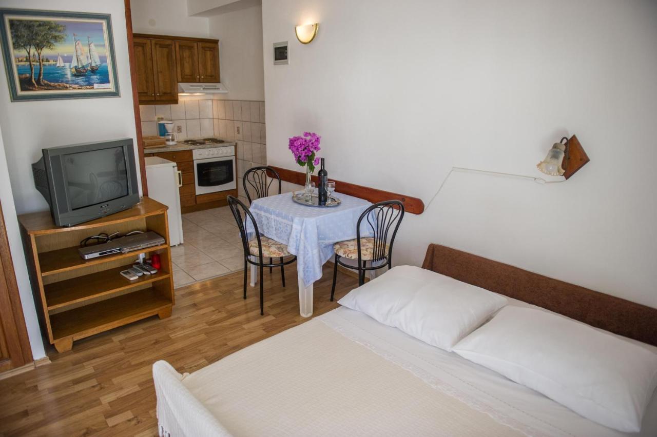 Apartments Skarpa 1601 Рогозница Экстерьер фото
